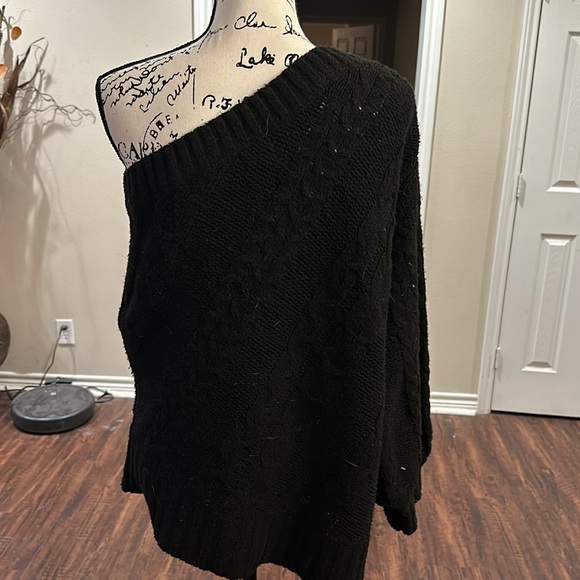 Adorable one shoulder sweater - Picture 2 of 2